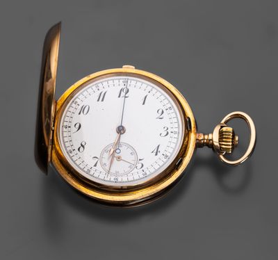 une vieille montre de poche en or avec une chaîne, sur fond gris