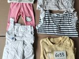 beaucoup de vêtements de bébé qui traînent par terre