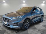 Une Ford Escape bleue de 2020 se trouve sur un sol à damier