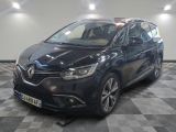 la voiture noire est garée sur un sol en damier dans le garage