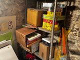 une petite pièce avec un poêle et une étagère sur laquelle sont posées des boîtes