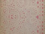 un napperon blanc orné de motifs roses et blancs