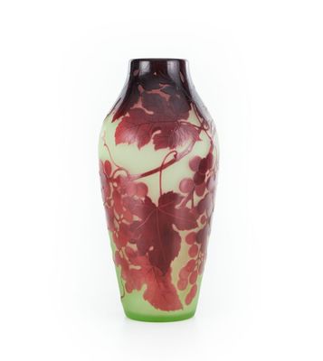 un vase orné d'un motif rouge et vert