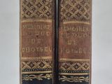 deux vieux livres posés l'un sur l'autre sur une table
