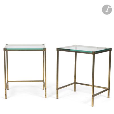 une paire de tables d'appoint en laiton et en verre