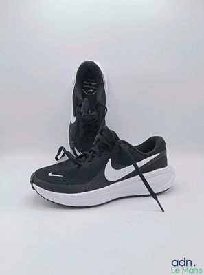 une paire de baskets noires et blanches à lacets