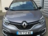 l'avant d'une voiture grise garée devant un immeuble