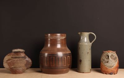 trois vases posés sur une table l'un à côté de l'autre