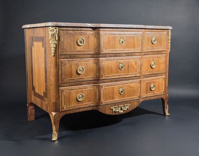 Commode à ressaut ouvrant par cinq tiroirs sur trois rangs e…