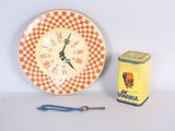 une horloge posée à côté d'une boîte et d'une clé