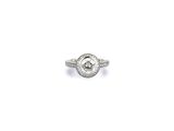 gros plan d'une bague en diamant sur fond blanc