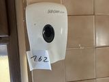 un distributeur de papier essuie-tout fixé au mur d'une salle de bains