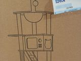 une boîte en carton sur laquelle est dessiné une chaise