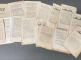 une image montrant une pile de vieux papiers posée sur une table
