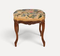 Tabouret en bois mouluré et sculpté à décor de fleurs, garni…