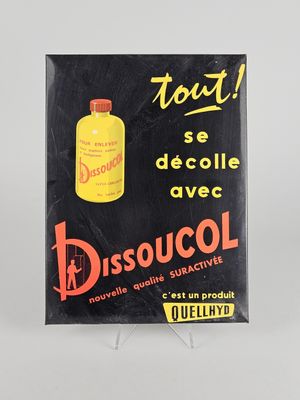 Panneau publicitaire français pour Dissoucol, avec une bouteille de Dissoucol en arrière-plan
