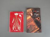 deux livres posés sur une table