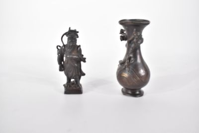 deux vases posés l'un à côté de l'autre sur une surface blanche