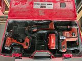 une caisse à outils rouge avec des outils sur le sol