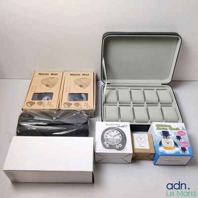 de nombreuses boîtes contenant des appareils électroniques posées sur une table