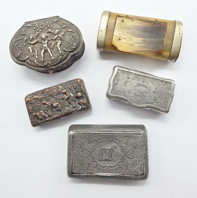 quatre types différents d'objets en argent et en laiton posés sur un fond blanc