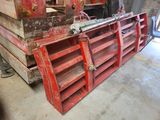 une grosse machine rouge qui est garée dans un garage