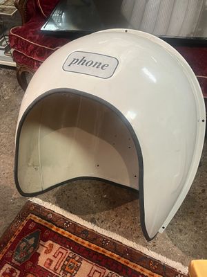 une niche blanche posée à même le sol