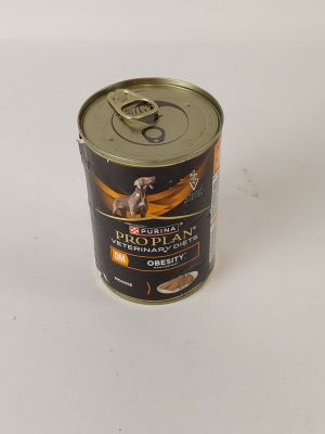 une boîte de nourriture pour chien ouverte posée sur une surface blanche