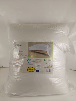 L'oreiller est emballé dans du plastique et prêt à être utilisé comme oreiller.