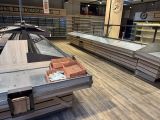 une grande vitrine au milieu d'un magasin
