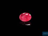 des rubis rouges sur un fond noir