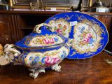 deux plats bleus et dorés posés sur une table en bois