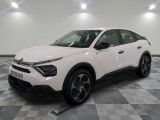 la voiture blanche est garée dans le garage sur un sol en damier