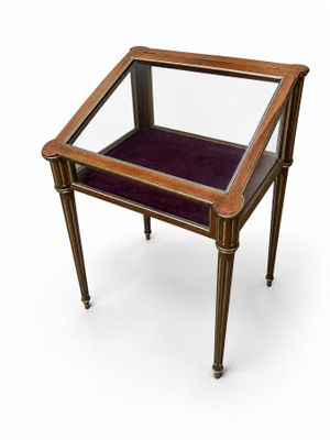 une image d'une petite table avec un plateau en verre sur un fond blanc