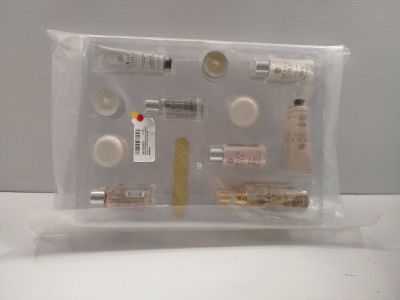 une photo d'un sac transparent contenant de nombreux objets