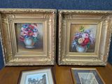 deux photos encadrées de fleurs dans un vase sur une table