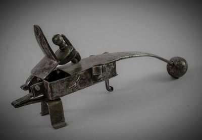 un vieil avion miniature en métal posé sur une surface blanche