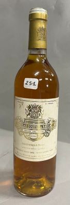 une bouteille de whisky posée sur une table