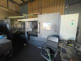 une machine qui se trouve à l'intérieur d'un bâtiment