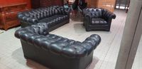 Mobilier de salon type "Chesterfield" en cuir noir capitonné… (photo 2)
