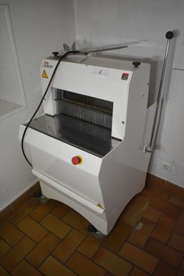 une machine qui se trouve dans le coin d'une pièce