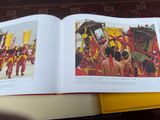 un livre sur lequel figure l'image d'un défilé