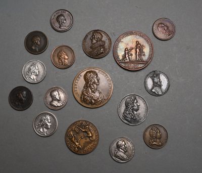 beaucoup de pièces qui sont sur la table