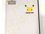 un gros plan sur un livre orné d'un Pikachu