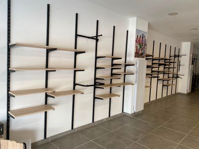 une pièce avec tout un tas d'étagères fixées au mur