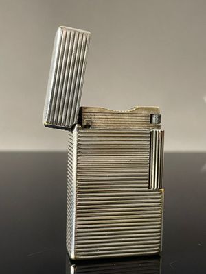 DUPONT Briquet en métal argenté à décor rainuré, chiffré L.R