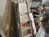 une échelle adossée au mur d'une pièce