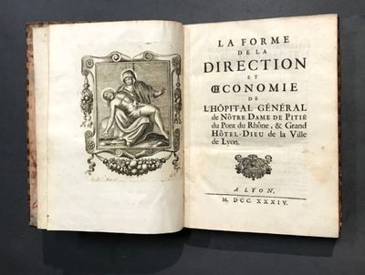 un vieux livre sur lequel figure l'image d'une femme assise sur un banc