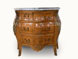 une commode en bois avec dessus en marbre