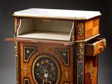 une petite table en bois sur laquelle est posée une horloge